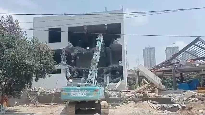 Peddapalli: హైడ్రా ఎఫెక్ట్.. పెద్దపల్లిలో ఆక్రమ కట్టడాల కూల్చివేతలు షురూ!