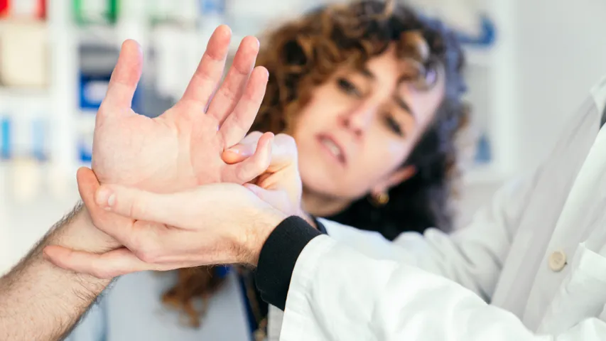 Hand Tremors: చేతులు అలానే వణుకుతున్నాయా? విస్మరించవద్దు!