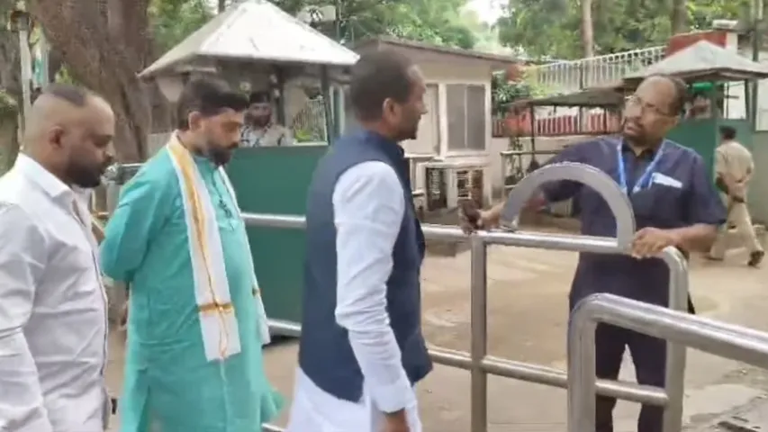 రాహుల్ గాంధీ నివాసానికి బీజేపీ ఎంపీ రఘునందన్-VIDEO