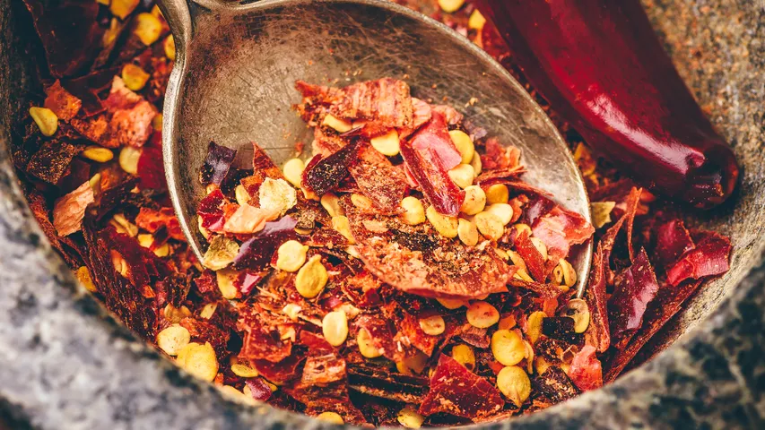 Chilli Flakes: చిల్లీ ఫ్లేక్స్ కొనవలసిన అవసరం లేదు.. ఇంట్లోనే ఇలా తయారు చేసుకోవచ్చు!