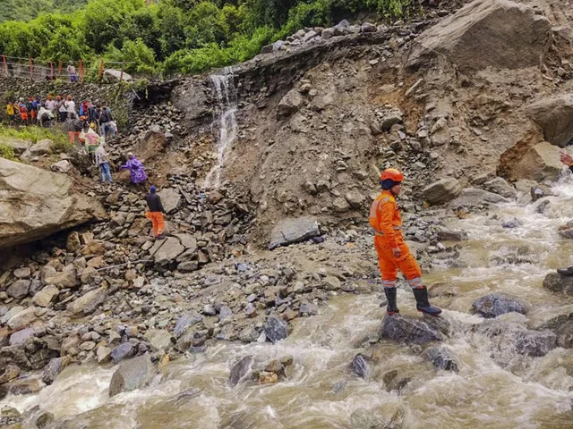 Kedarnath: కేదార్‌నాథ్‌లో భారీ వరదలు.. చిక్కుకున్న తెలుగు యాత్రికులు