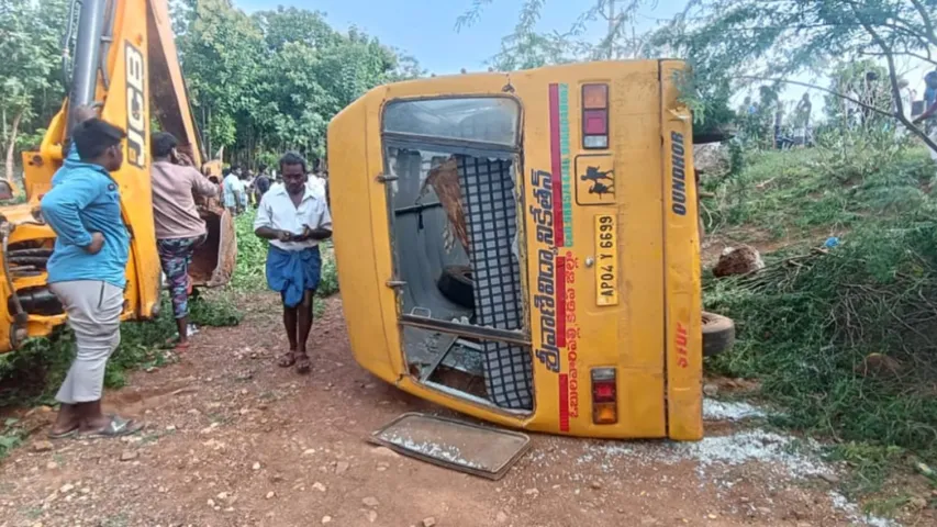 AP: స్కూల్ బస్సు బోల్తా..విద్యార్థిని మృతి!