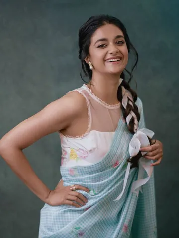 చీరలో మహానటి అందాల ఆరబోత