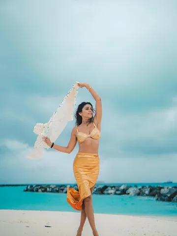బీచ్ ఒడ్డున శ్రీయా అందాల జాతర..!