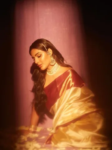 బంగారు రంగు చీరలో సంయుక్త అందాలకు ఫిదా