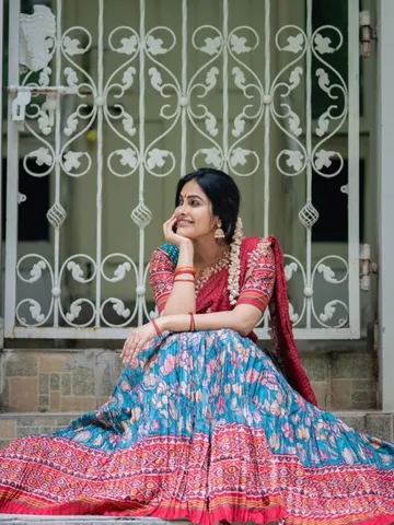 లంగావోణీలో చూపు తిప్పేస్తున్న దివి