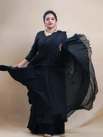 బ్లాక్ ఔట్ ఫిట్ లో వావ్ అనిపిస్తున్న యాంకర్ సుమ