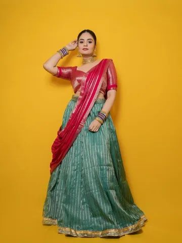 లంగావోణీలో వావ్ అనిపిస్తున్న శ్రీముఖి అందాలు