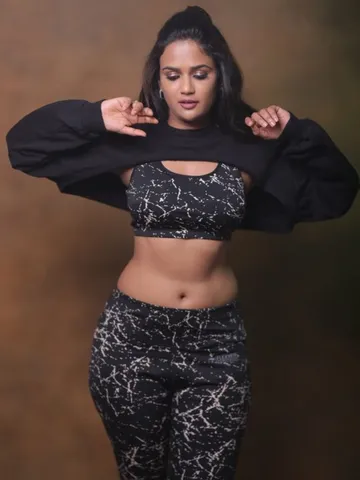 బాబోయ్..! బోల్డ్ బ్యూటీ అందాల రచ్చ