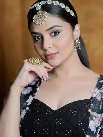 శ్రీముఖి అందాలు అదుర్స్ .. నెట్టింట అమ్మడు రచ్చ