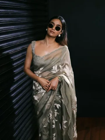 సిల్క్ చీరలో మహానటి గ్లామర్ లుక్ అదుర్స్..!