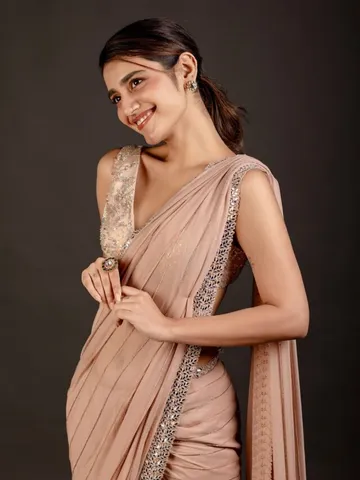 చీరలో ప్రియా ప్రకాశ్  హోయలు..
