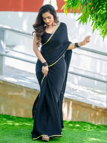 బ్లాక్ చీరలో బిగ్ బాస్ బ్యూటీ అందాల హోయలు..!