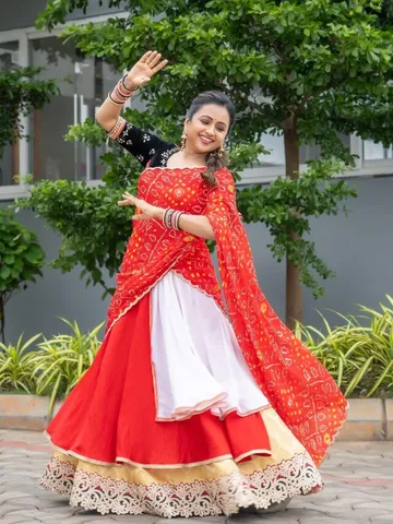 స్టార్ యాంకర్ సుమ లేటెస్ట్ డ్యాన్స్ స్టిల్స్ చూశారా?