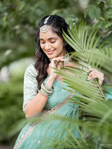 బుల్లితెర బ్యూటీ అందాలు హోయలు..!