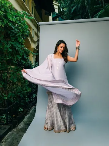 బాలీవుడ్ భామ అందాల హోయాలు..!