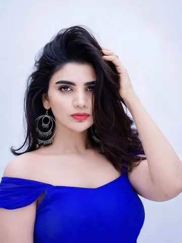 కుర్రాళ్ల మతిపోగొడుతున్న వర్ష..!