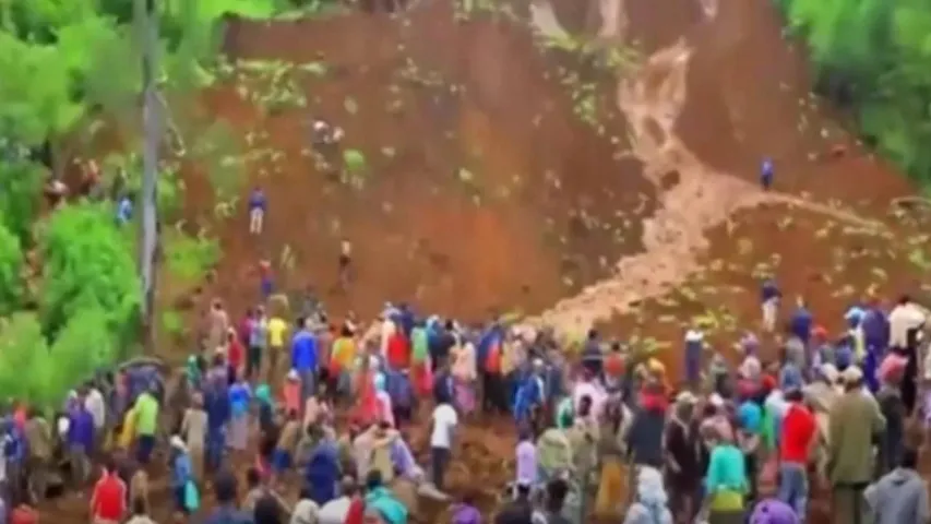 Landslides : విరిగిపడిన కొండచరియలు..13 మంది మృతి!