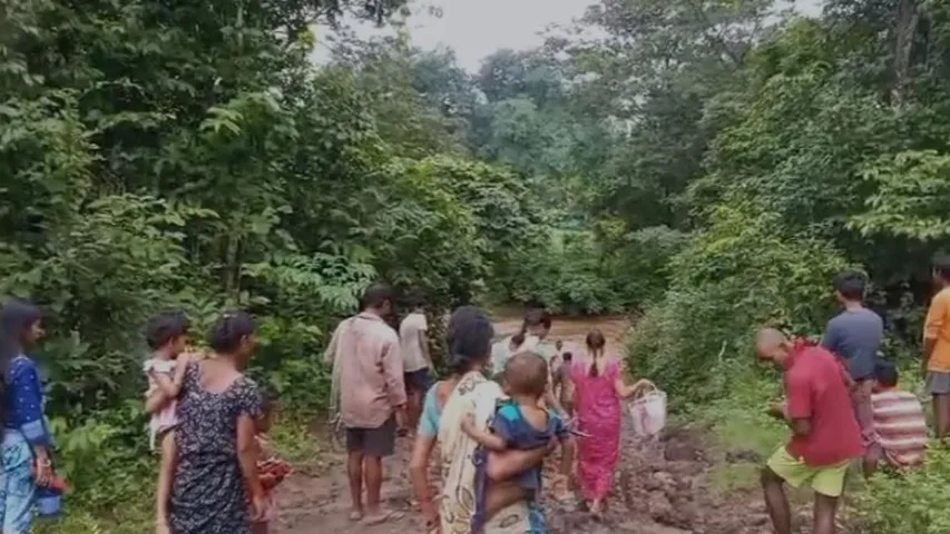 AP: గిరిజనులకు తప్పని వరద కష్టాలు.. తాళ్ల సాయంతో వాగును దాటుతున్న ప్రజలు..!