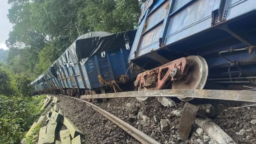 Train Accident: పట్టాలు తప్పిన మరో రైలు