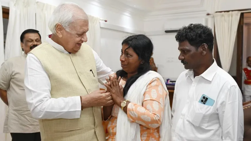 Inspirational Story: స్కూల్‌ మధ్యలోనే మానేసింది..కానీ పాఠ్యపుస్తకాల్లోకి ఎక్కింది.. పారిశుద్ధ్య కార్మికురాలి కథ ఇది!
