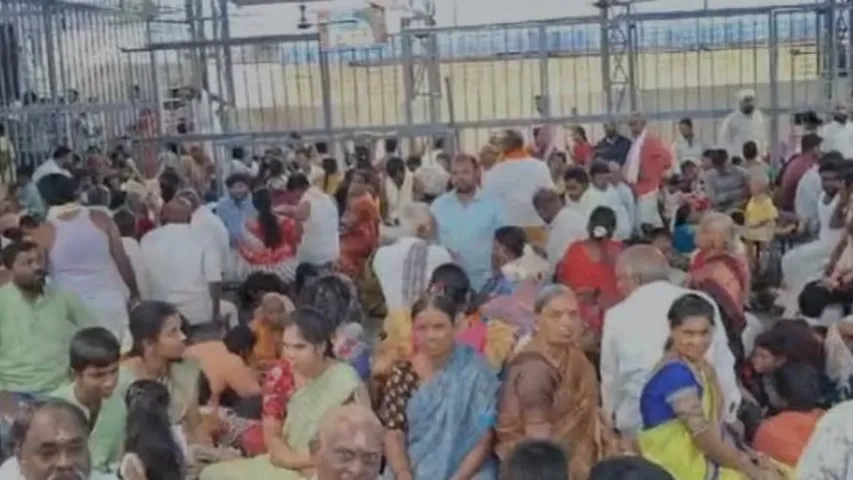AP: శ్రీశైలం ఆలయంలో అపచారం.. ఉద్యోగిని చితక్కొట్టిన భక్తులు..!