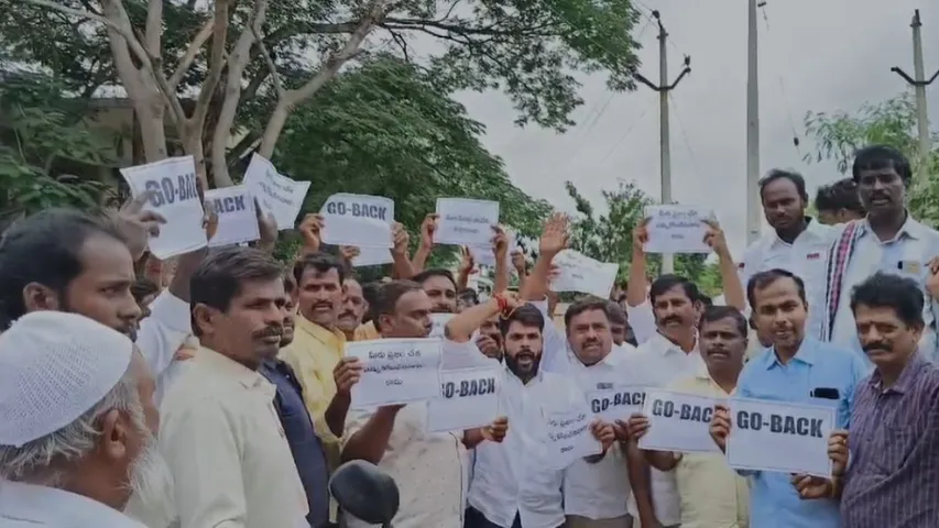 AP: MPDO కార్యాలయం ఎదుట ఉద్రిక్తత.. గో బ్యాక్ ఎంపీటీసీ అంటూ టీడీపీ నిరసన..!