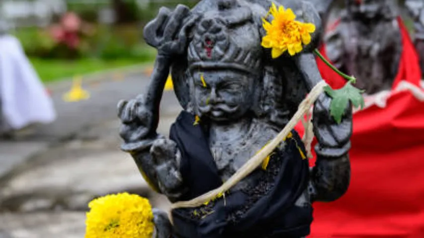 Shani Dev: శని దేవుడితో పెట్టుకుంటే అంతే సంగతి!