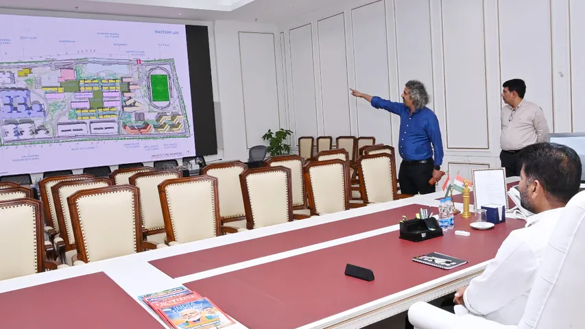 స్కిల్ యూనివర్సిటీ డిజైన్స్ ను పరిశీలించిన సీఎం
