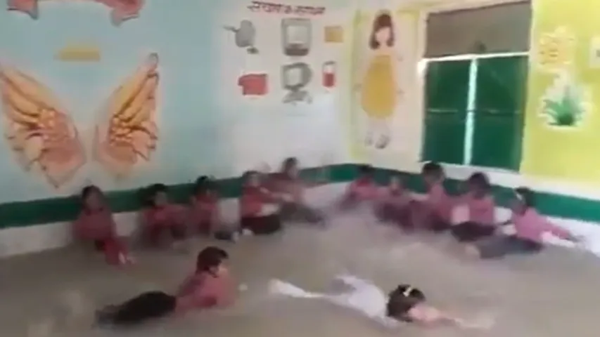 Uttar Pradesh : తరగతిలోకి చేరిన వరద నీరు..ఈత కొట్టిన విద్యార్థులు!