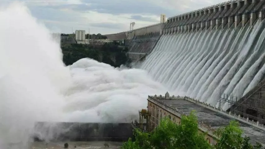 Srisailam Reservoir: శ్రీశైలం జలాశయానికి భారీ వరద.. గేట్లు ఎత్తిన అధికారులు