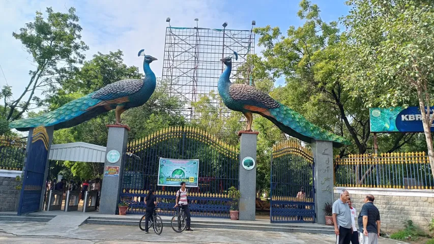 KBR Park: కేబీఆర్ పార్కులో భూమి నుంచి పొగలు.. పరుగులు తీసిన జనం!