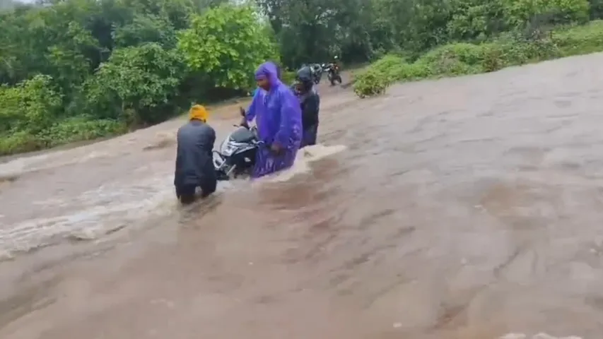 AP News: రాళ్ళవాగులో చిక్కుకున్న ప్రభుత్వ ఆశ్రమ పాఠశాల సిబ్బంది