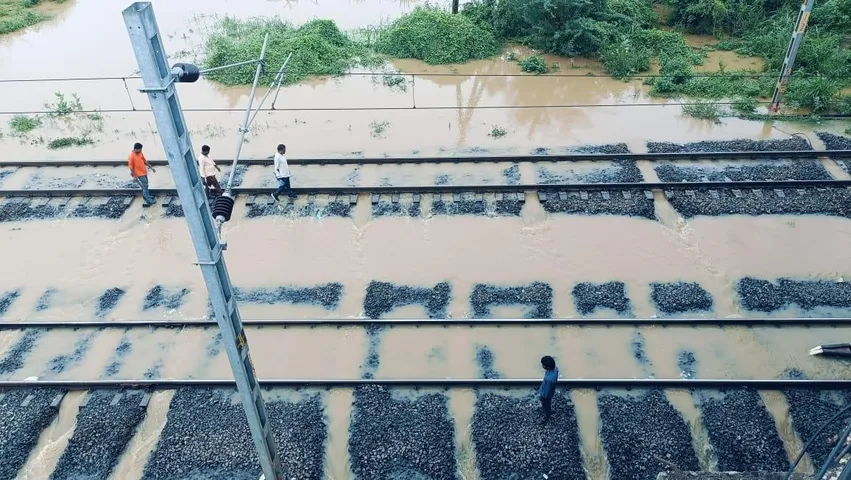 Krishna District:  గన్నవరంలో రైల్వే ట్రాక్ పైకి నీళ్లు.. ఆ రూట్లో ట్రైన్లు
