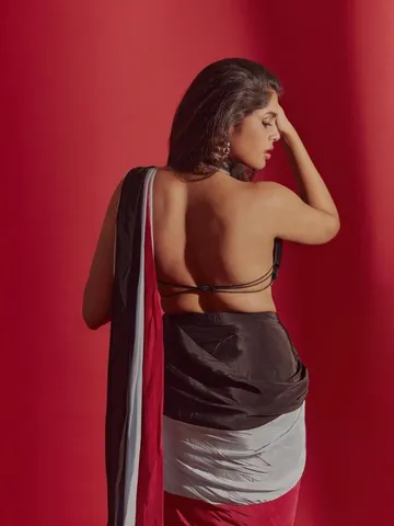 బ్యాక్ అందాలతో నెట్టింట యంగ్ బ్యూటీ ఫరియా రచ్చ