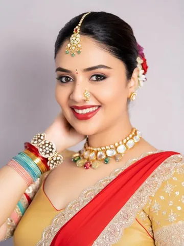 కుందనపు బొమ్మలా శ్రీముఖి..!