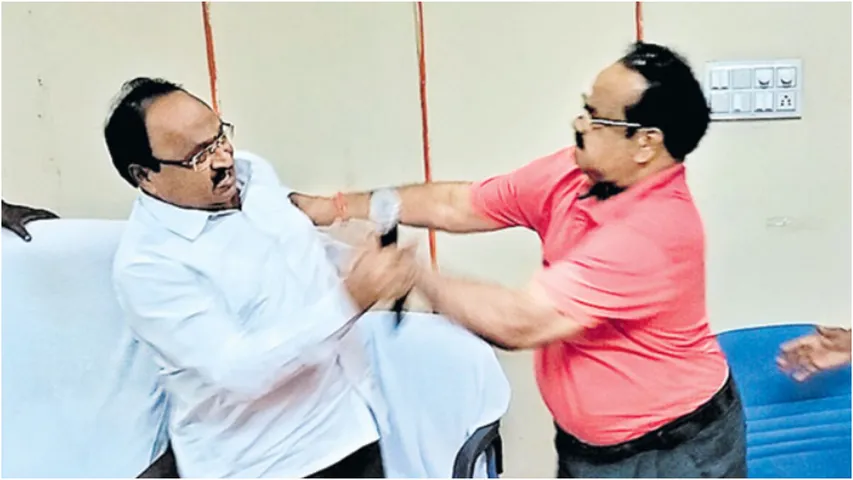 Pithapuram: పిఠాపురంలో అధికారుల ఫైట్‌పై చర్యలు..మున్సిపల్ డీఈ భవానీశంకర్‌ సస్పెన్షన్