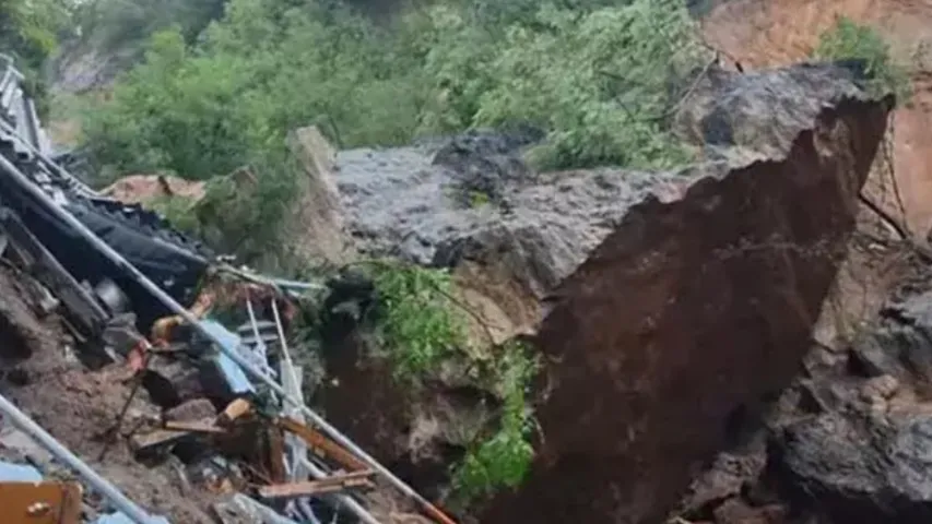 Andhra Pradesh: చింతపల్లి లో విరిగిపడ్డ కొండచరియలు..పలువురు గల్లంతు!