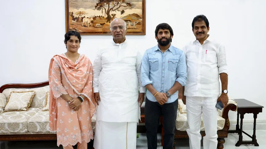 Vinesh Phogat: కాంగ్రెస్‌లో చేరిన వినేశ్‌ ఫొగాట్‌, బజ్‌రంగ్‌ పునియా