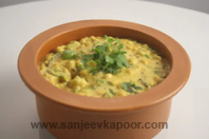 बूंदी की सब्जी हरे प्याज़ के साथ