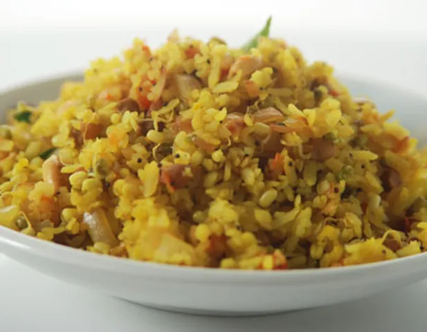 पोहा विद मिक्सड स्प्राउट्स