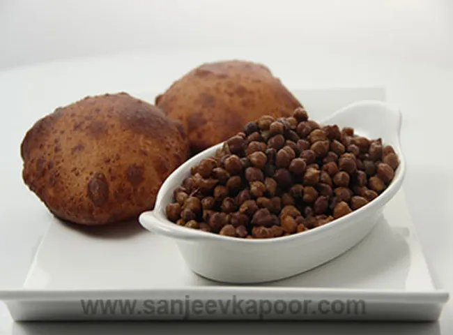 काले चने विद राजगिरा पूरी  