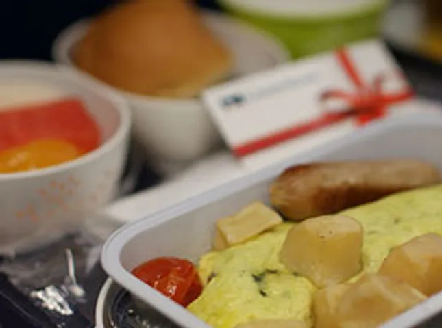 why does in flight food taste bland