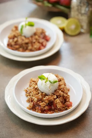 Strawberry Oats Crumble 1 - YT