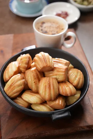 Saffron Madeleines (4) YT