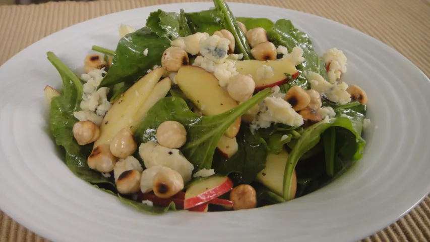 Apple Baby Spinach and Blue Cheese Salad - YT