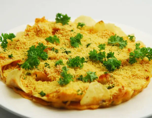Potato Chips and Sev Omelette