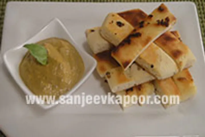 Pita with Roasted Bell Pepper and Walnut Dip 