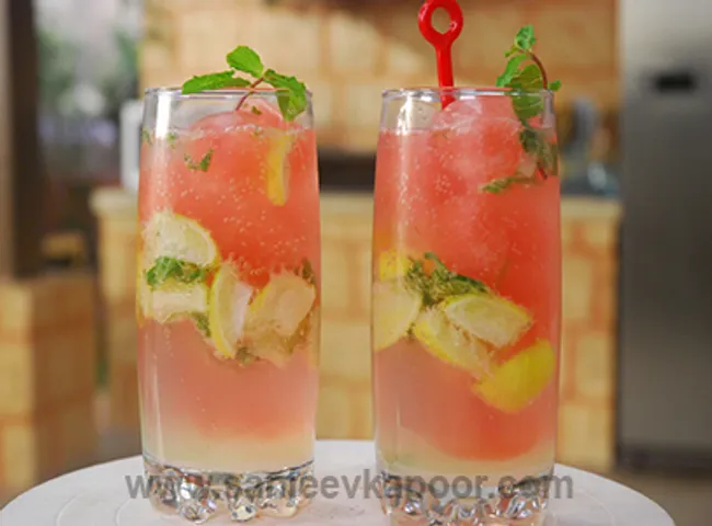 Lemondade with Berry Ice Cubes