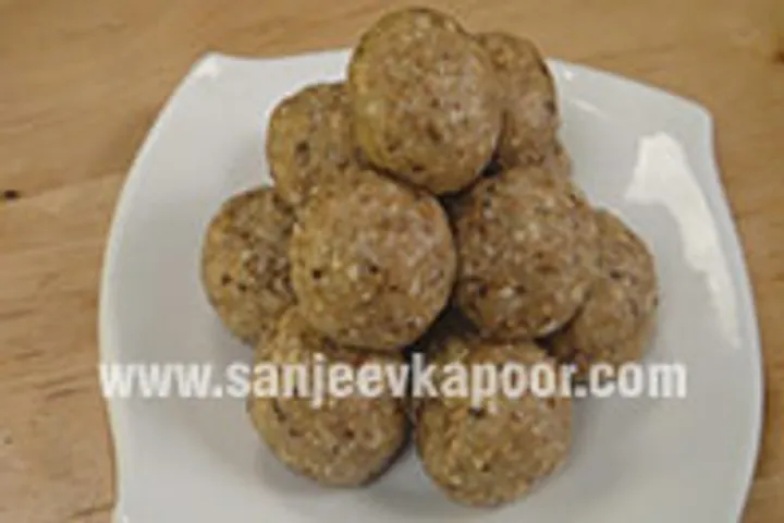 Oats and Peanut Laddoo